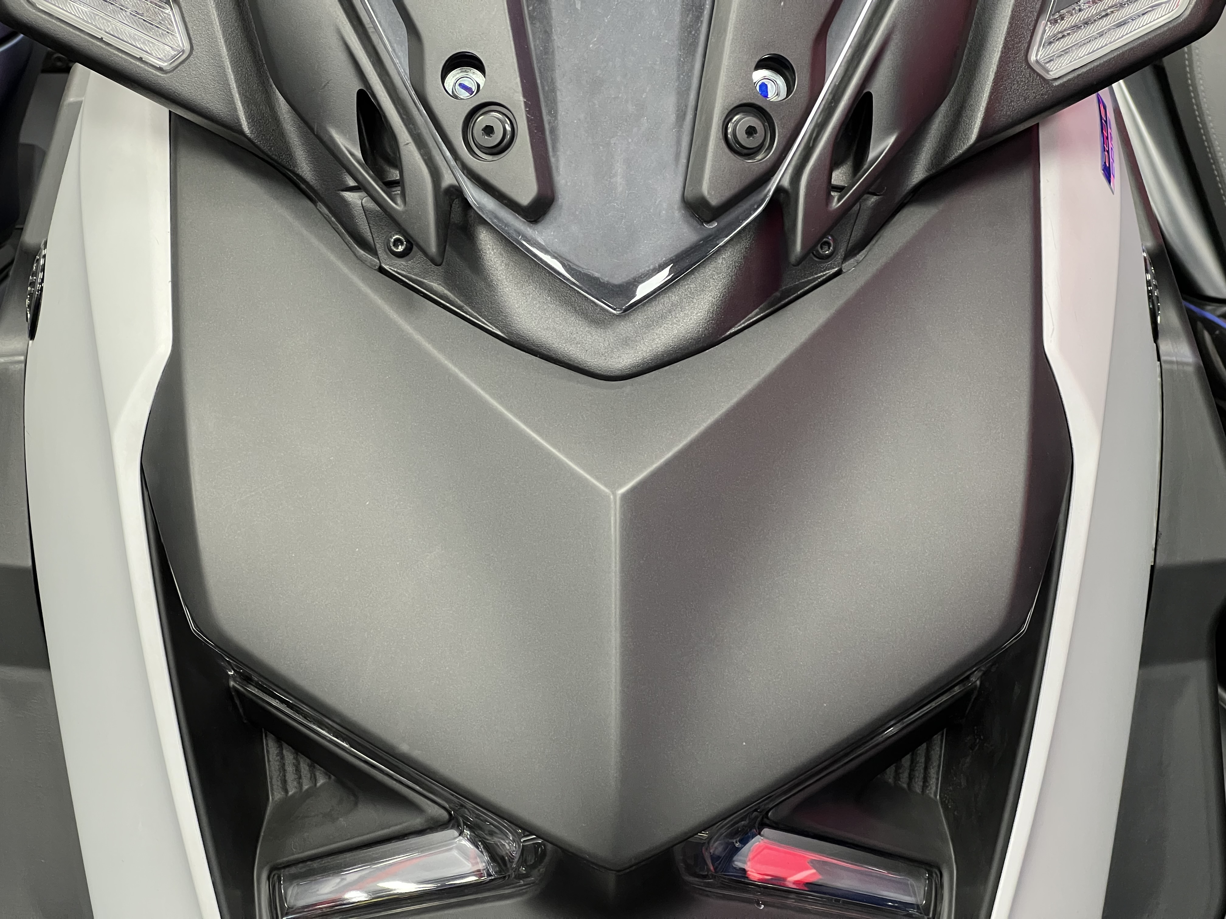 فلاپ بالا چراغ مشکی مات YAMAHA Xmax ساخت اندونزی اصل کد 200225