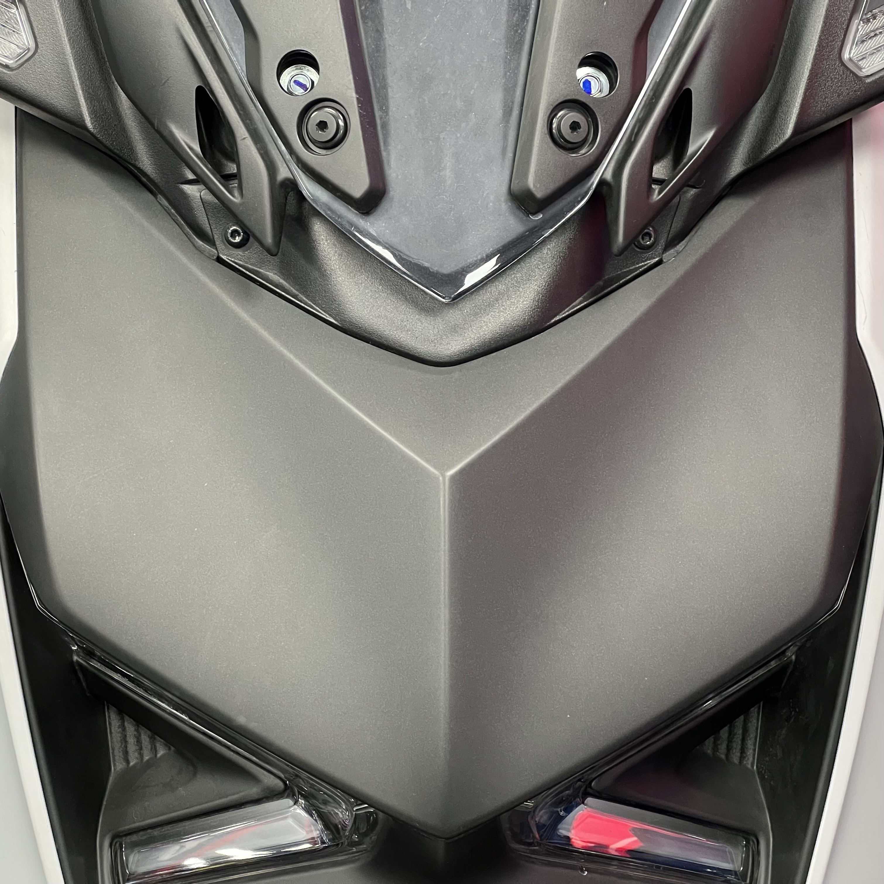 فلاپ بالا چراغ مشکی مات YAMAHA Xmax ساخت اندونزی اصل کد 200225