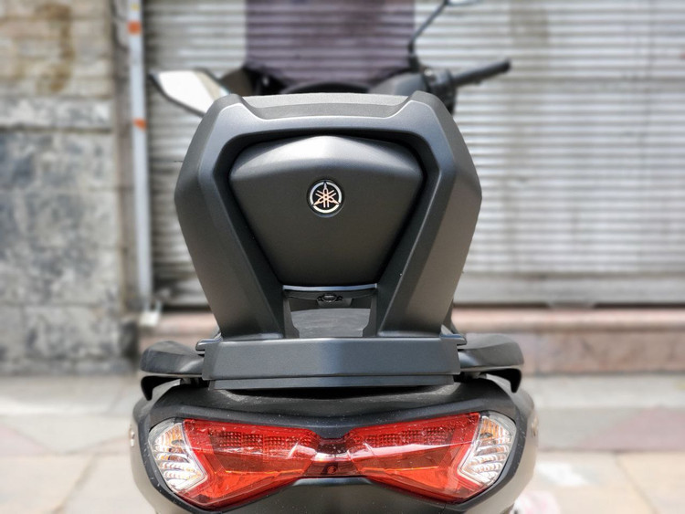 پشت زین YAMAHA Nmax مناسب اتاق وسط (2) تکیه گاه ترکنشین اصل / کد 000016