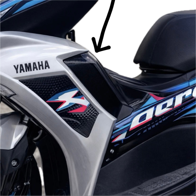 فلاپ لچکی بغل چراغ سمت چپ YAMAHA Aerox مشکی متالیک ساخت اندونزی اصل کد 201910