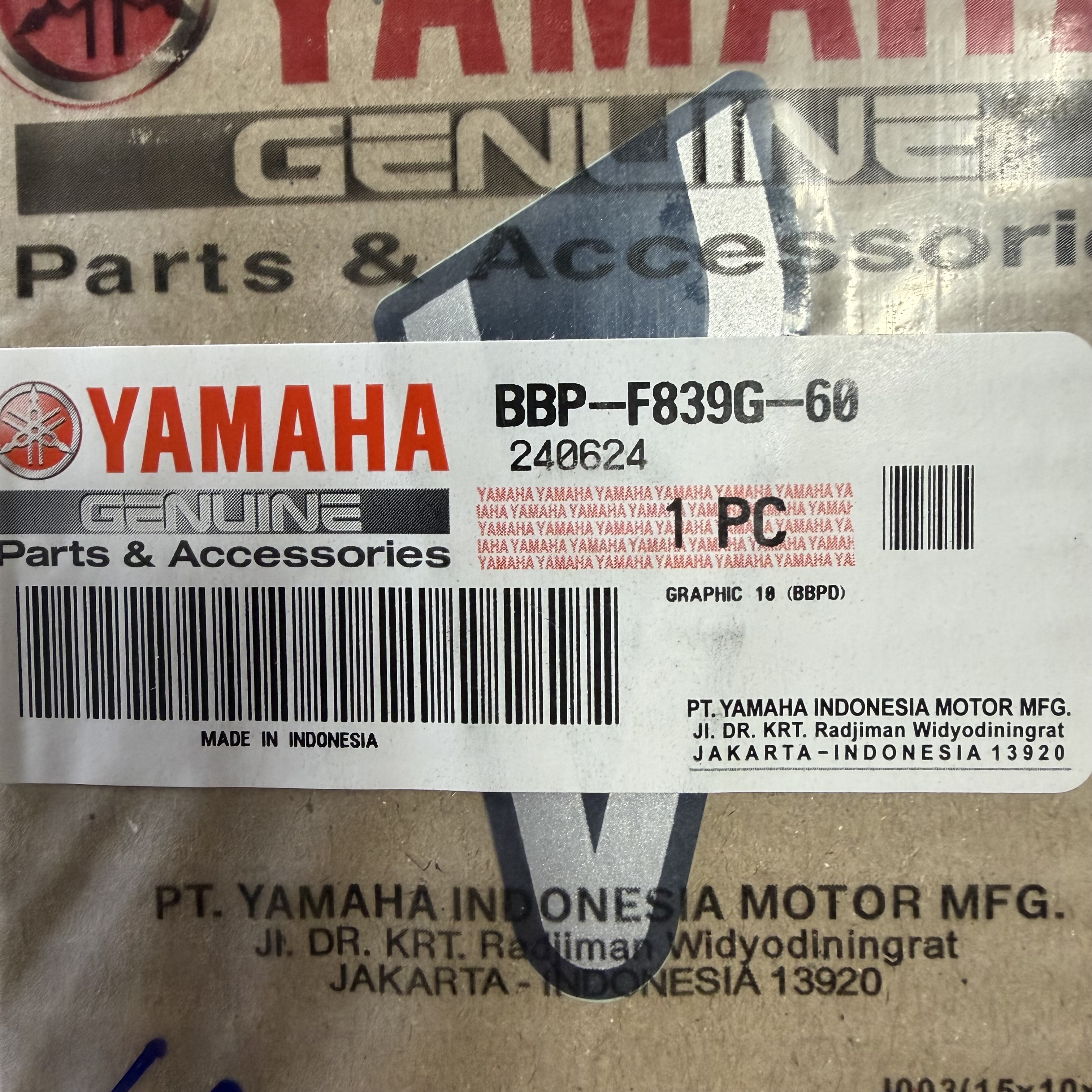 برچسب / استیکر پایین بغل چراغ سمت راست هفت رنگ YAMAHA Aerox / ساخت اندونزی اصل کد 200048