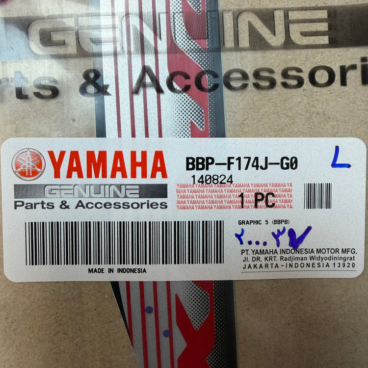 برچسب / استیکر روی گیتاری عقب مشکی سمت چپ YAMAHA Aerox / ساخت اندونزی اصل کد 200037