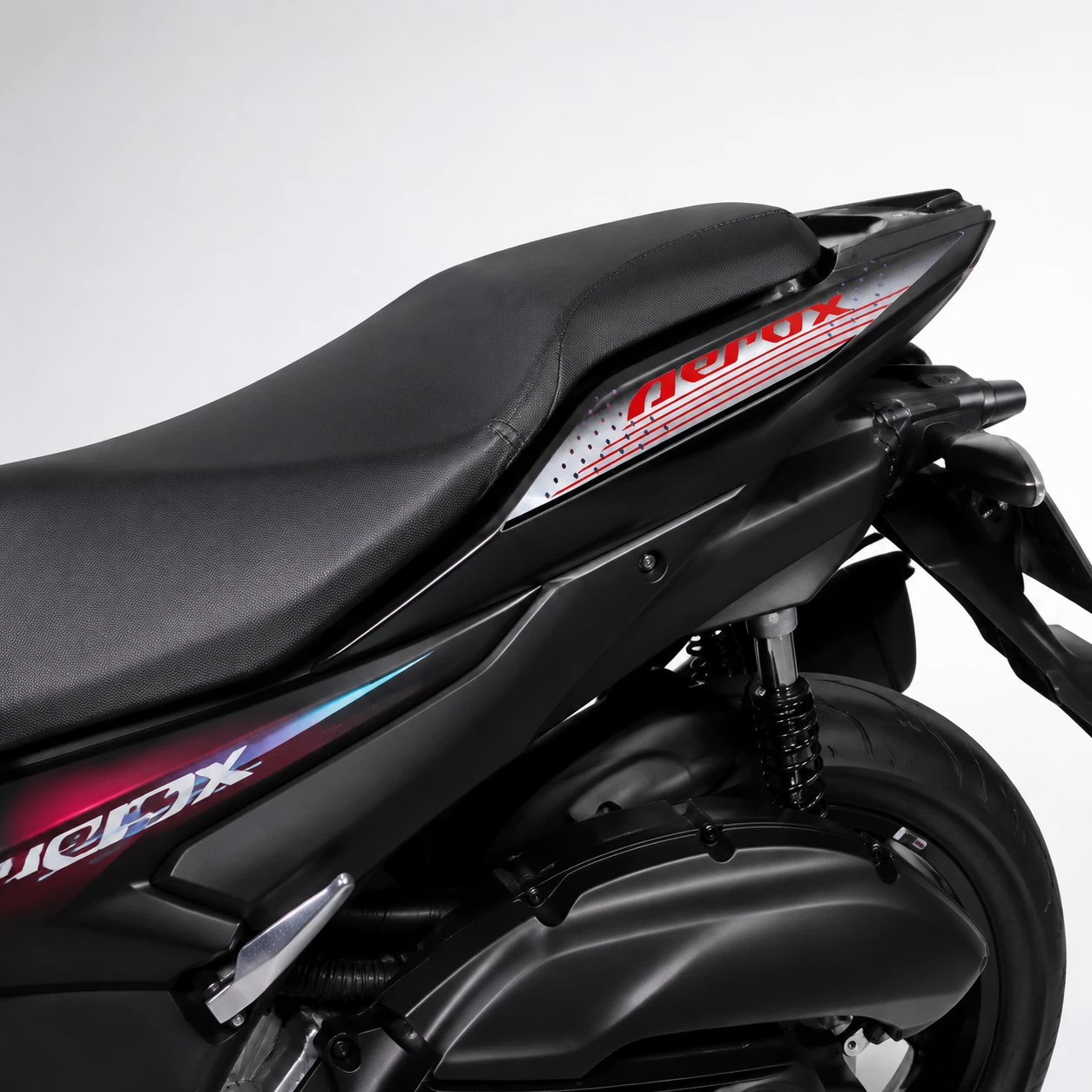 برچسب / استیکر روی گیتاری عقب مشکی سمت چپ YAMAHA Aerox / ساخت اندونزی اصل کد 200037