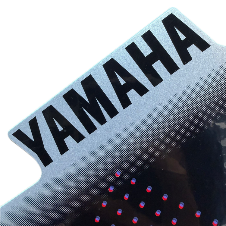 برچسب / استیکر فلاپ بغل چراغ راست نقره ای YAMAHA Aerox/ ساخت اندونزی اصل کد 200035