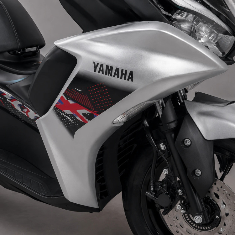 برچسب / استیکر فلاپ بغل چراغ راست نقره ای YAMAHA Aerox/ ساخت اندونزی اصل کد 200035