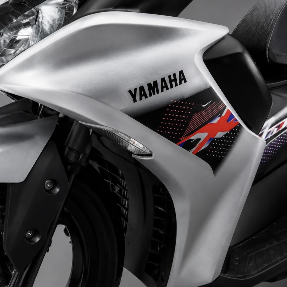 برچسب / استیکر فلاپ بغل چراغ چپ نقره ای YAMAHA Aerox / ساخت اندونزی اصل کد 200418