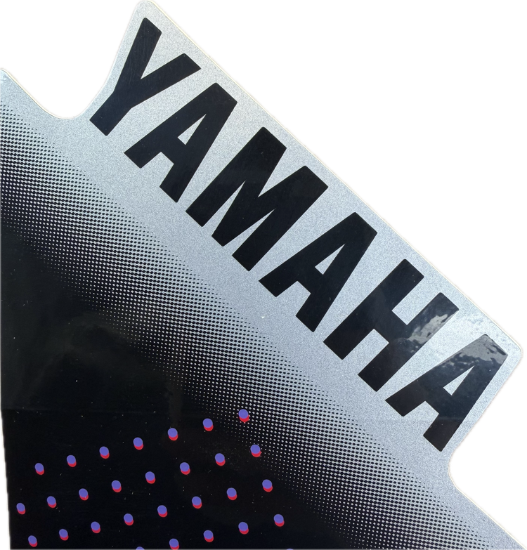 برچسب / استیکر فلاپ بغل چراغ چپ فیروزه ای YAMAHA Aerox/ ساخت اندونزی اصل کد 200004