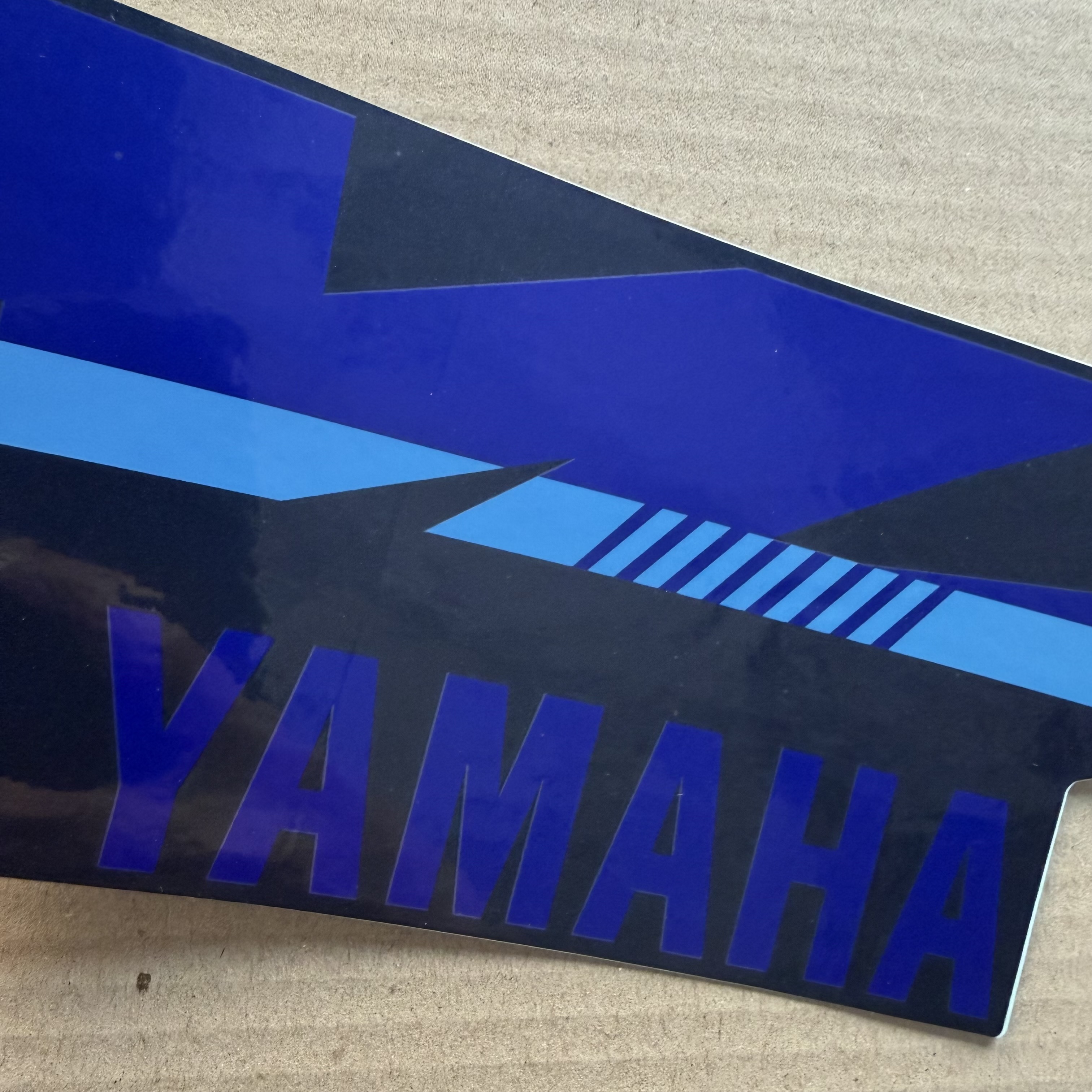 استیکر/برچسب فلاپ راهنما سورمه ای YAMAHA Mx King سمت چپ ساخت اندونزی اصل کد 202189