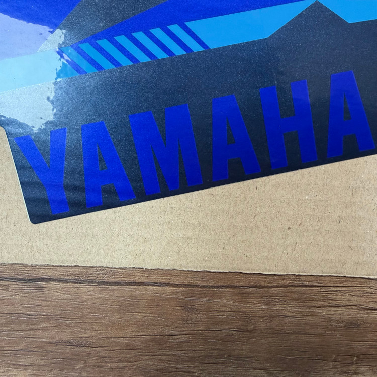 استیکر/برچسب فلاپ راهنما سورمه ای YAMAHA Mx King سمت راست ساخت اندونزی اصل کد 202188