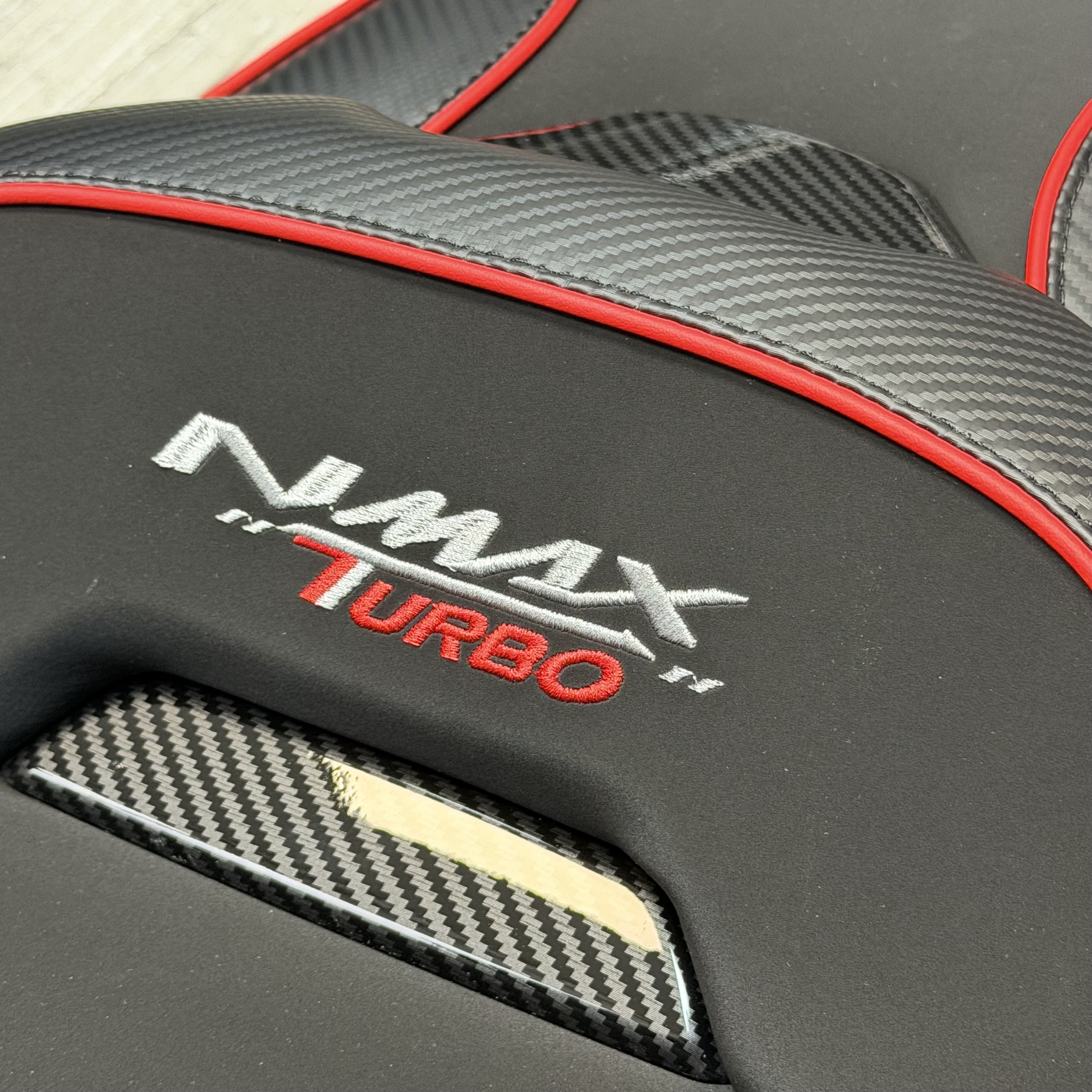 زین اسپرت اسپیشیال خط قرمز کربن YAMAHA Nmax Turbo کد 201885