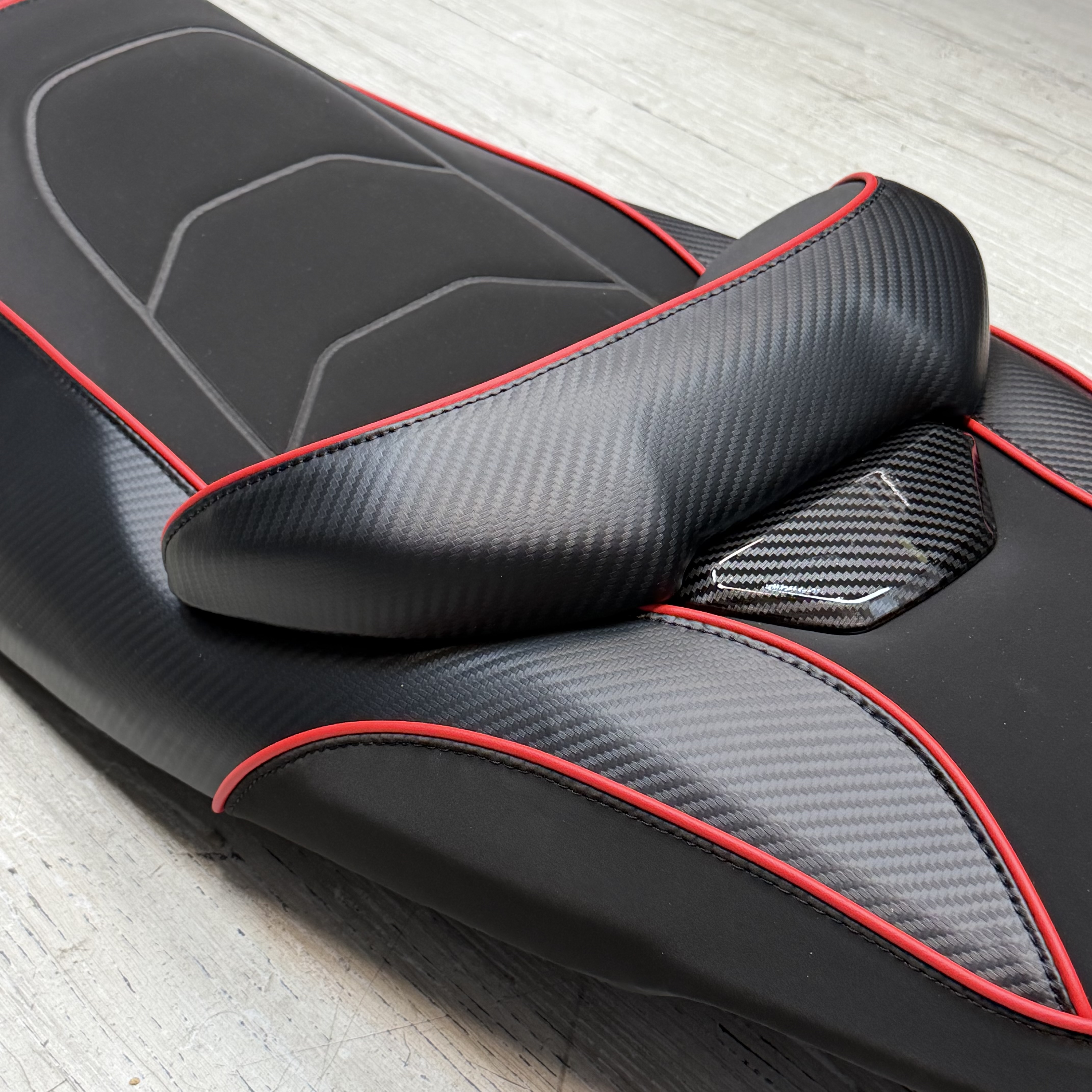 زین اسپرت اسپیشیال خط قرمز کربن YAMAHA Nmax Turbo کد 201885