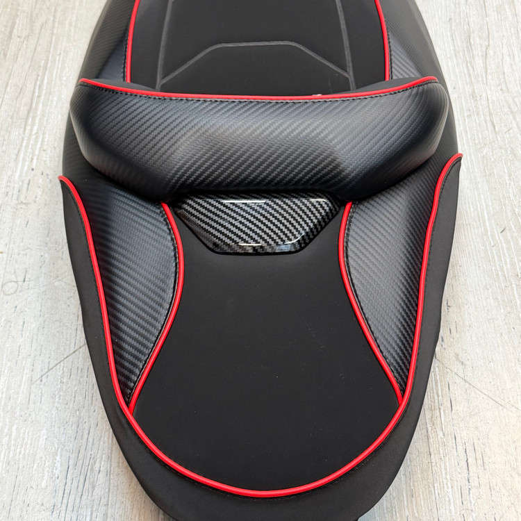 زین اسپرت اسپیشیال خط قرمز کربن YAMAHA Nmax Turbo کد 201885