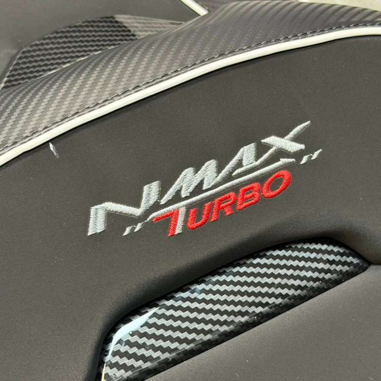 زین اسپرت اسپیشیال خط سفید کربن YAMAHA Nmax Turbo کد 201885