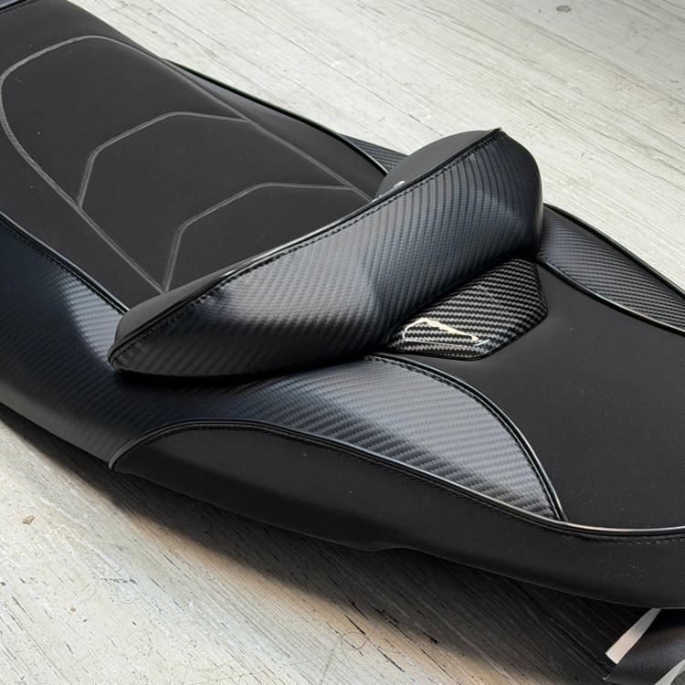 زین اسپرت اسپیشیال مشکی کربن YAMAHA Nmax Turbo کد 201885