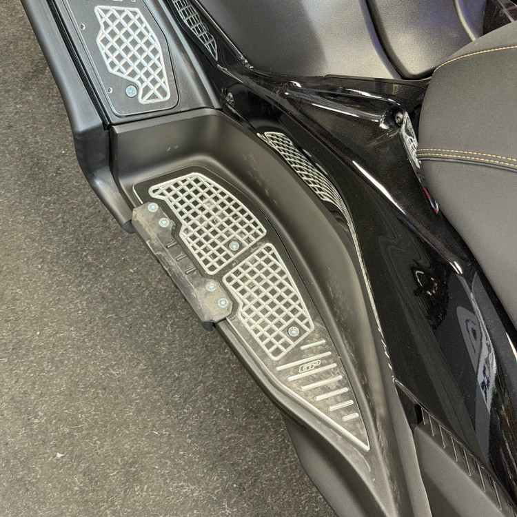 کف پایی اسپرت مشکی نقره ای YAMAHA Xmax GP ساخت ترکیه اصل ۰۰۰۰۳۴