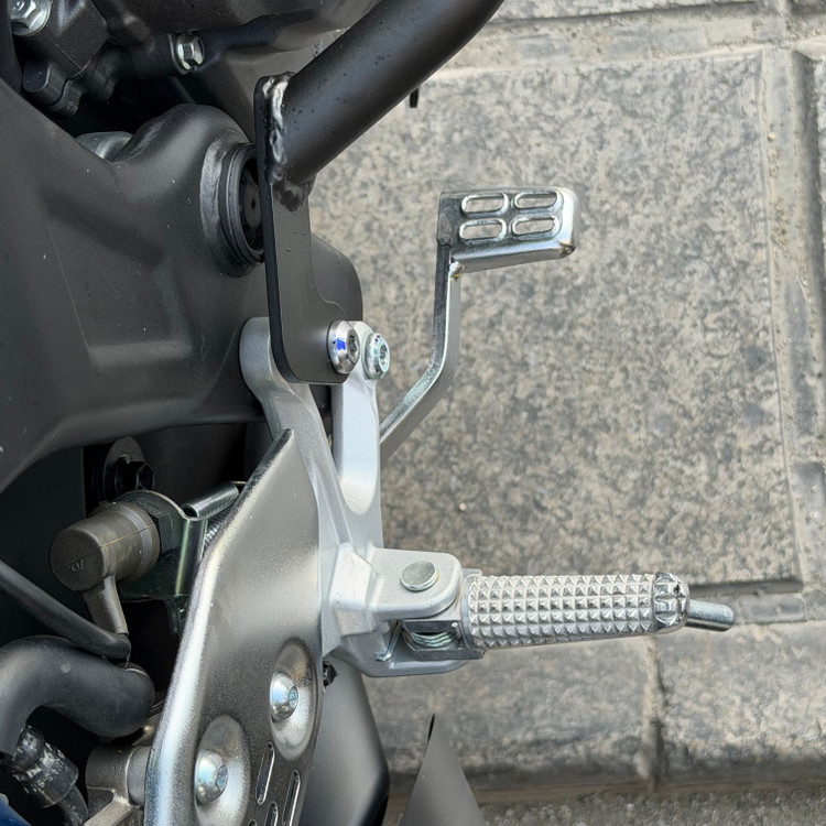 جاپایی جلو سمت راست YAMAHA R25 / R15 / XSR / WR / MT25 / MT15 ساخت اندونزی اصل کد 201839