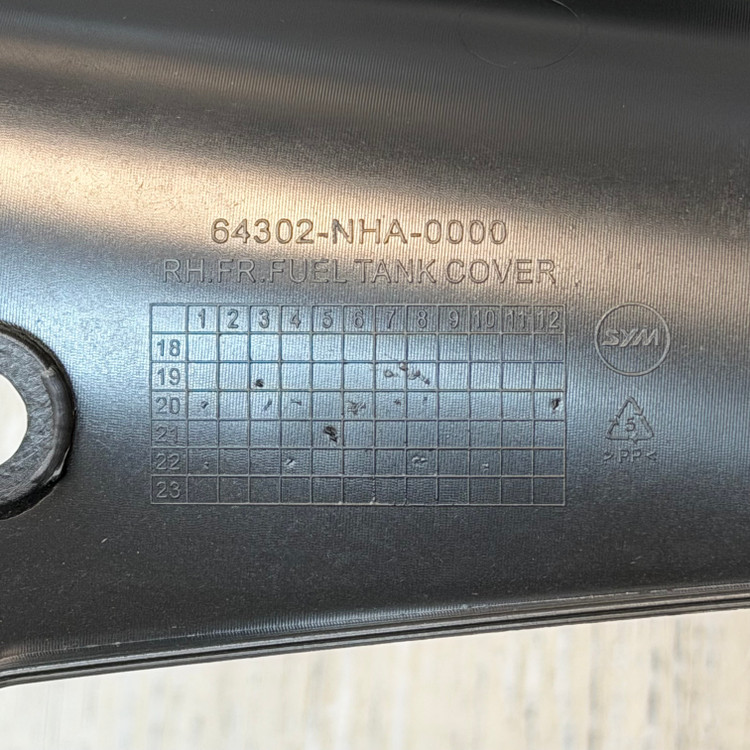 فلاپ لچکی راست جلو داخل باک SYM NA180 / NA250 ساخت تایوان اصل کد 201213