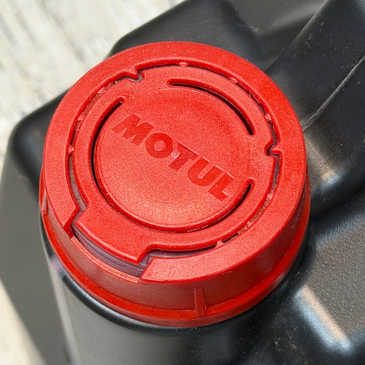 روغن موتور موتول 4 لیتری مخصوص موتور های دنده ای MOTUL 10W40 مدل 7100 / ساخت ایتالیا اصل کد 200777