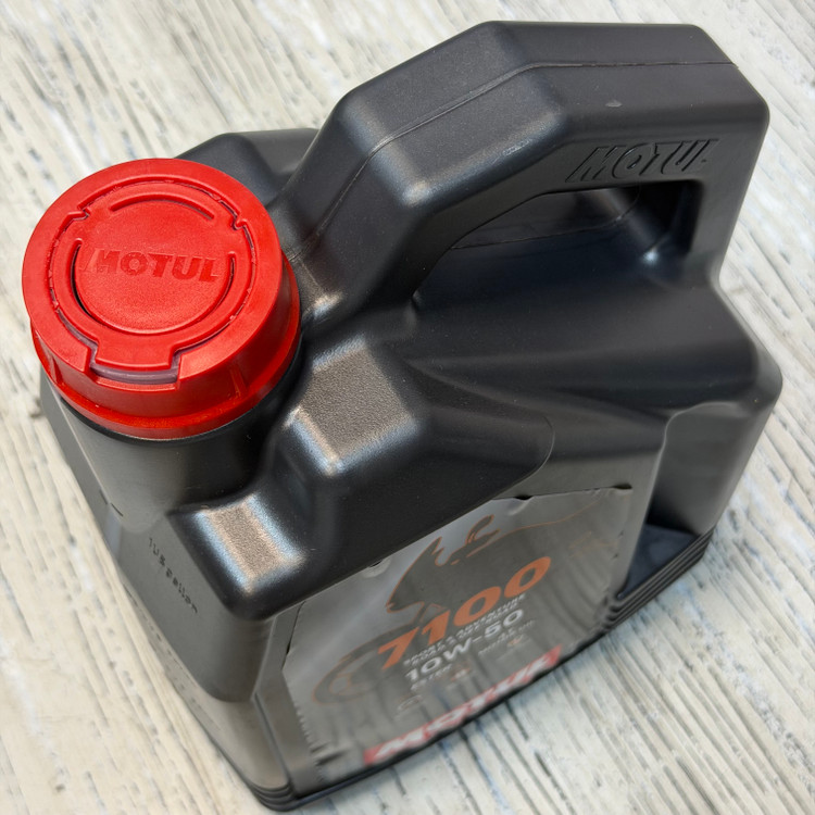 روغن موتور موتول 4 لیتری مخصوص موتور های دنده ای MOTUL 10W50 مدل 7100 / ساخت ایتالیا اصل کد 200769