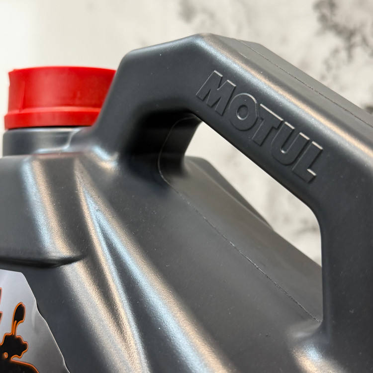 روغن موتور موتول 4 لیتری مخصوص موتور های دنده ای MOTUL 10W50 مدل 7100 / ساخت ایتالیا اصل کد 200769