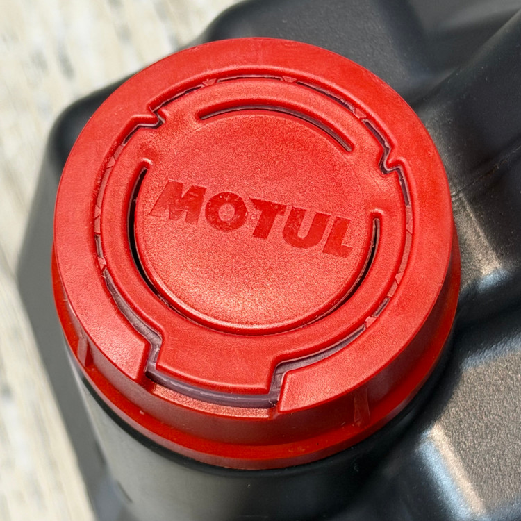 روغن موتور موتول 4 لیتری مخصوص موتور های دنده ای MOTUL 10W50 مدل 7100 / ساخت ایتالیا اصل کد 200769