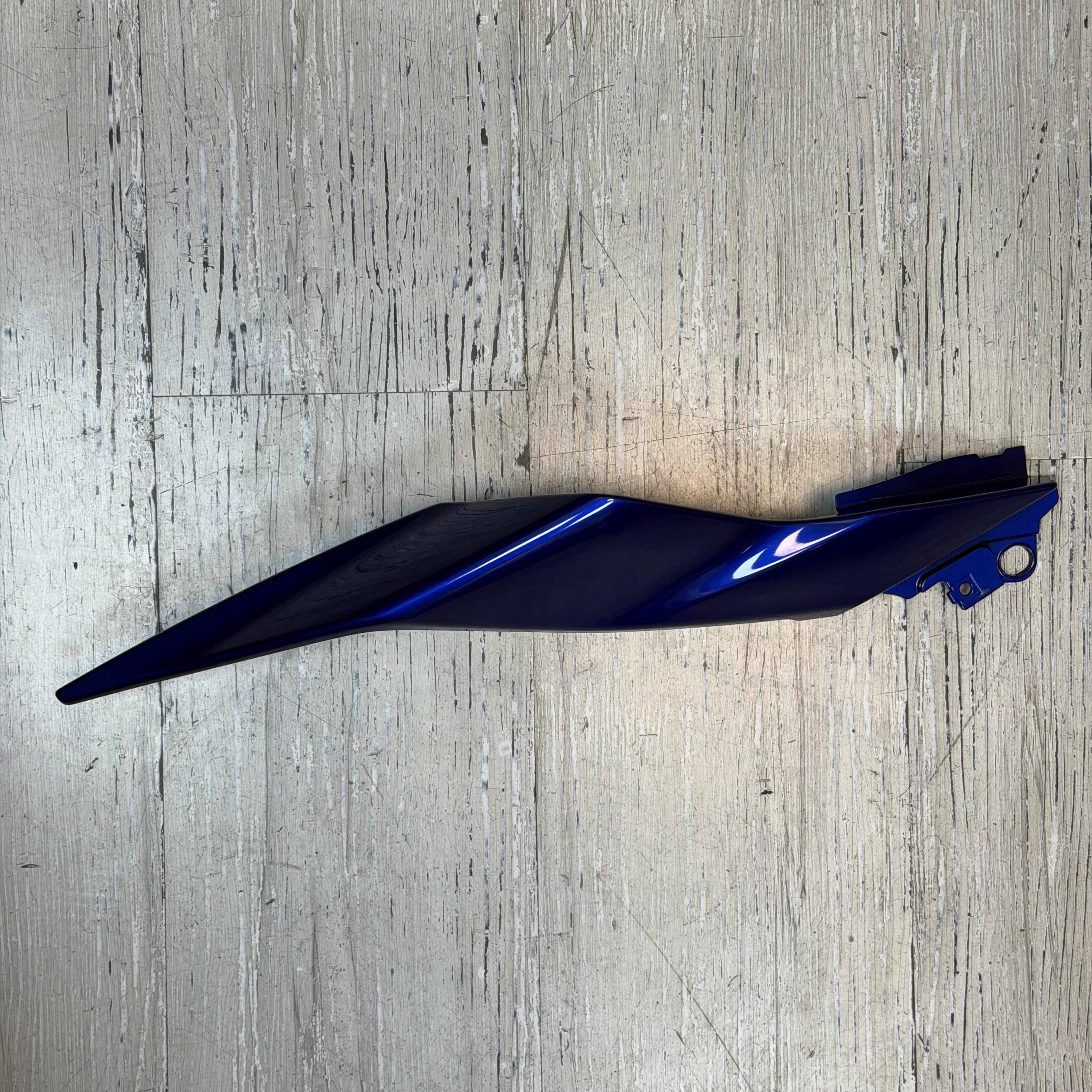 فلاپ گیتاری / زیر زین YAMAHA R15 ابی سمت راست ساخت اندونزی اصل کد 202256