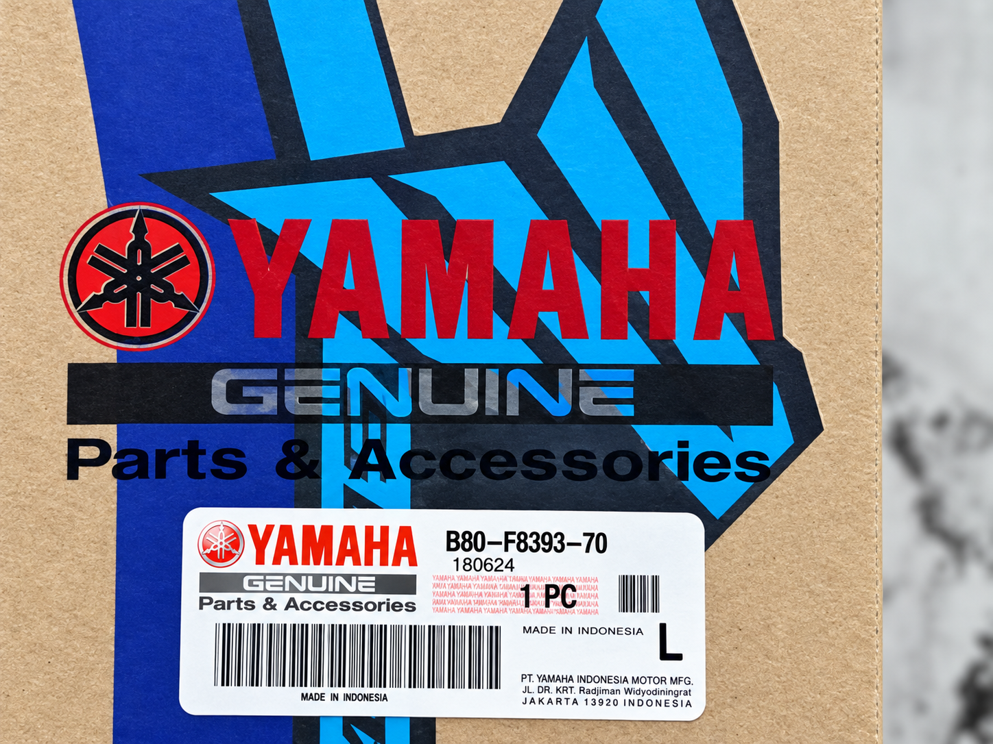 برچسب / استیکر روی فلاپ هواکش سمت چپ آبی تیره YAMAHA Mt15 ساخت اندونزی اصل کد 200069