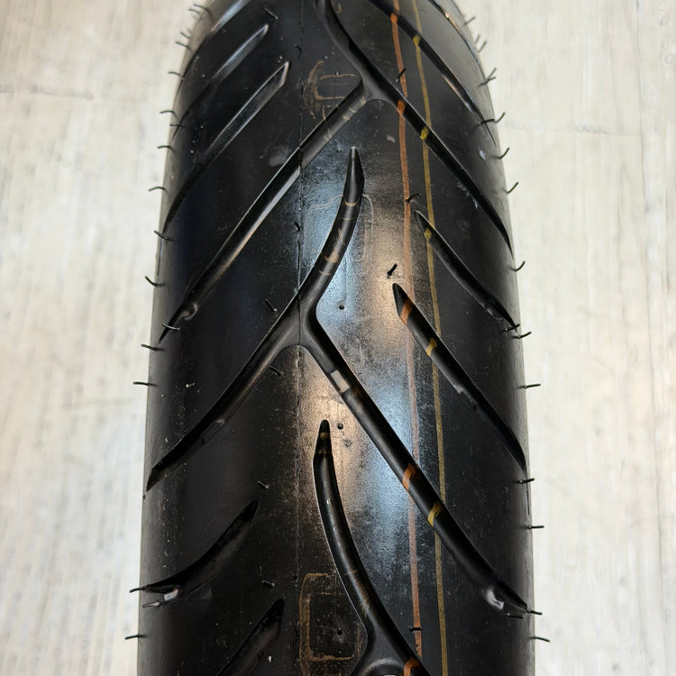 لاستیک دانلوپ زیر صفری 120/70/15/ DUNLOP ساخت اندونزی اصل مناسب چرخ جلو YAMAHA Xmax کد ۲۰۱۴۵۵
