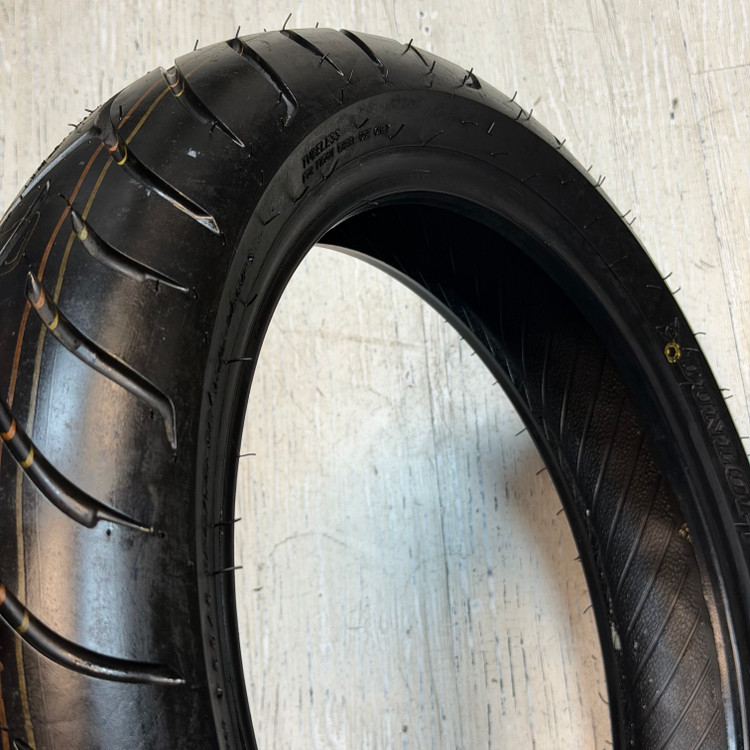 لاستیک دانلوپ زیر صفری 120/70/15/ DUNLOP ساخت اندونزی اصل مناسب چرخ جلو YAMAHA Xmax کد ۲۰۱۴۵۵