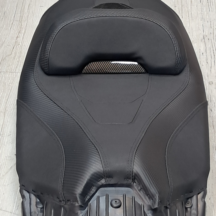 زین اسپرت اسپشیال HONDA ADV 350 پلاک کربن کد 202462