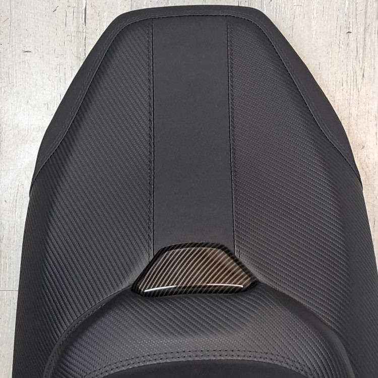 زین اسپرت اسپشیال HONDA ADV 350 پلاک کربن کد 202462